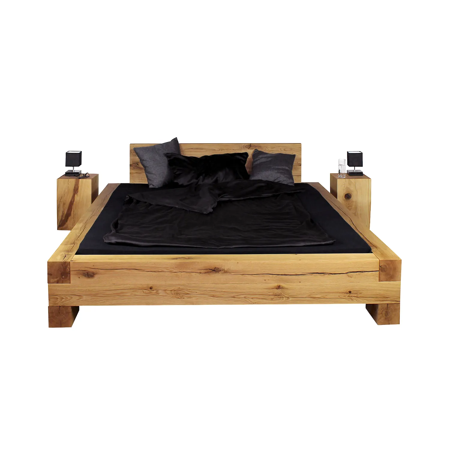 Balkenbett aus Balkeneiche massiv mit Holzblock-Nachttisch