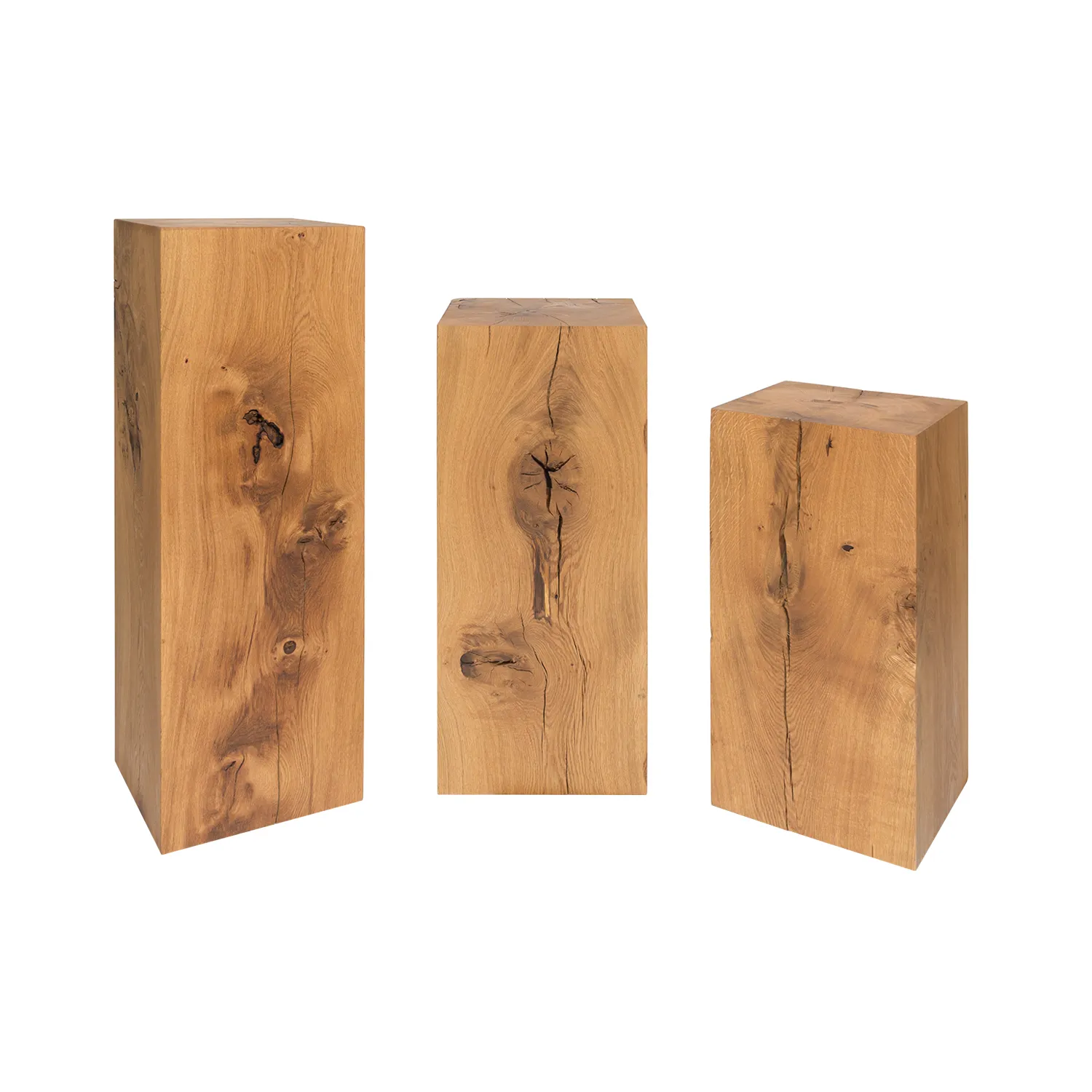 Holzblöcke aus Eiche in drei verschiedenen Höhen