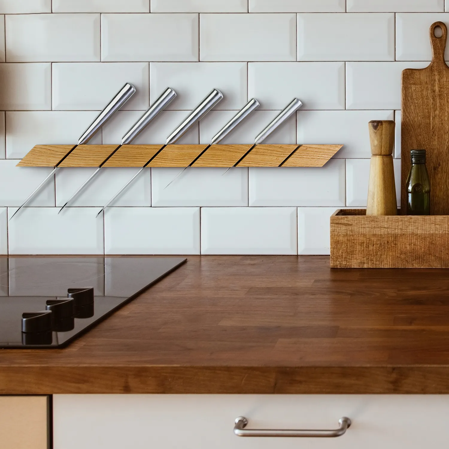 Messerhalter an Wand in Küche