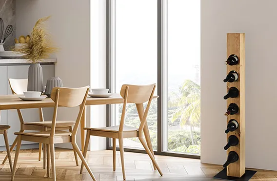 Hölzerner Esstisch mit Stühlen in moderner Küche mit Weinregal aus Eiche