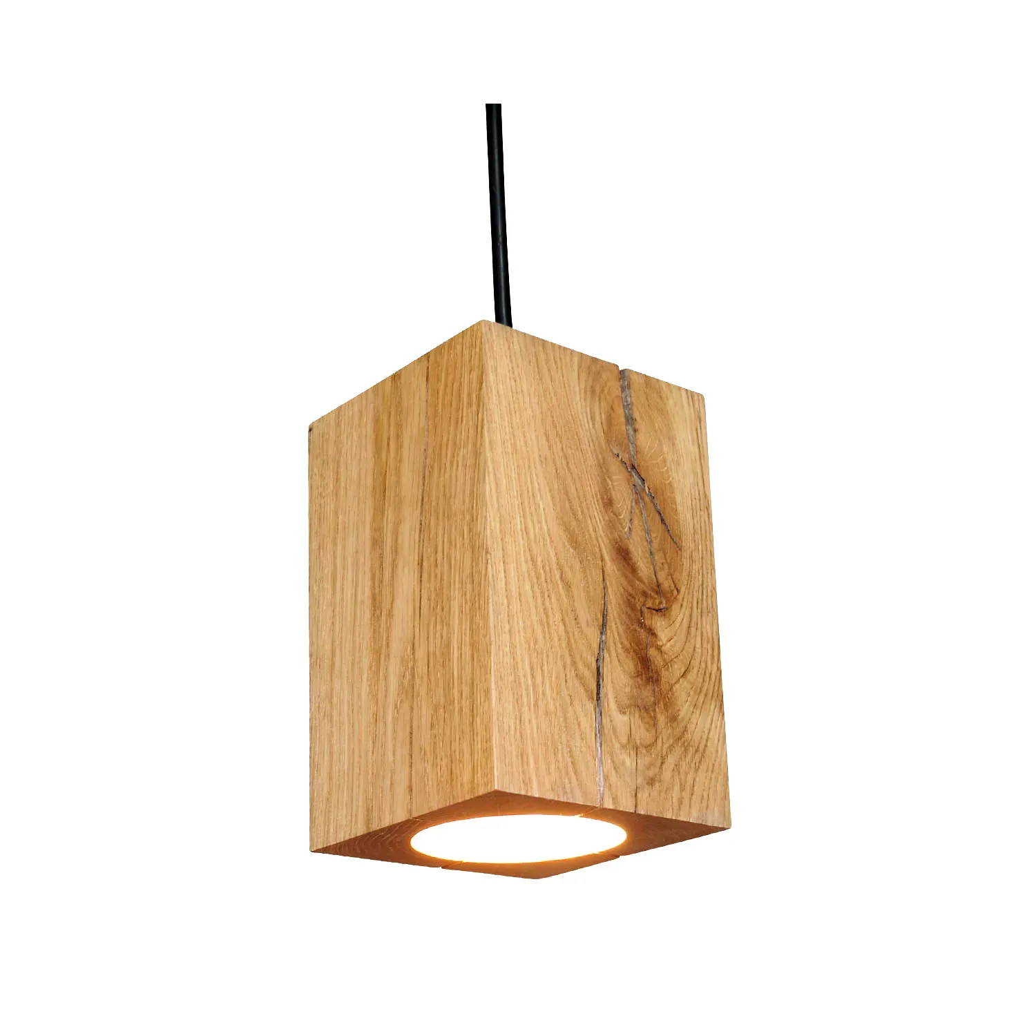 Hängelampe bestehend aus Holzblock als Lampenschirm und Fassung