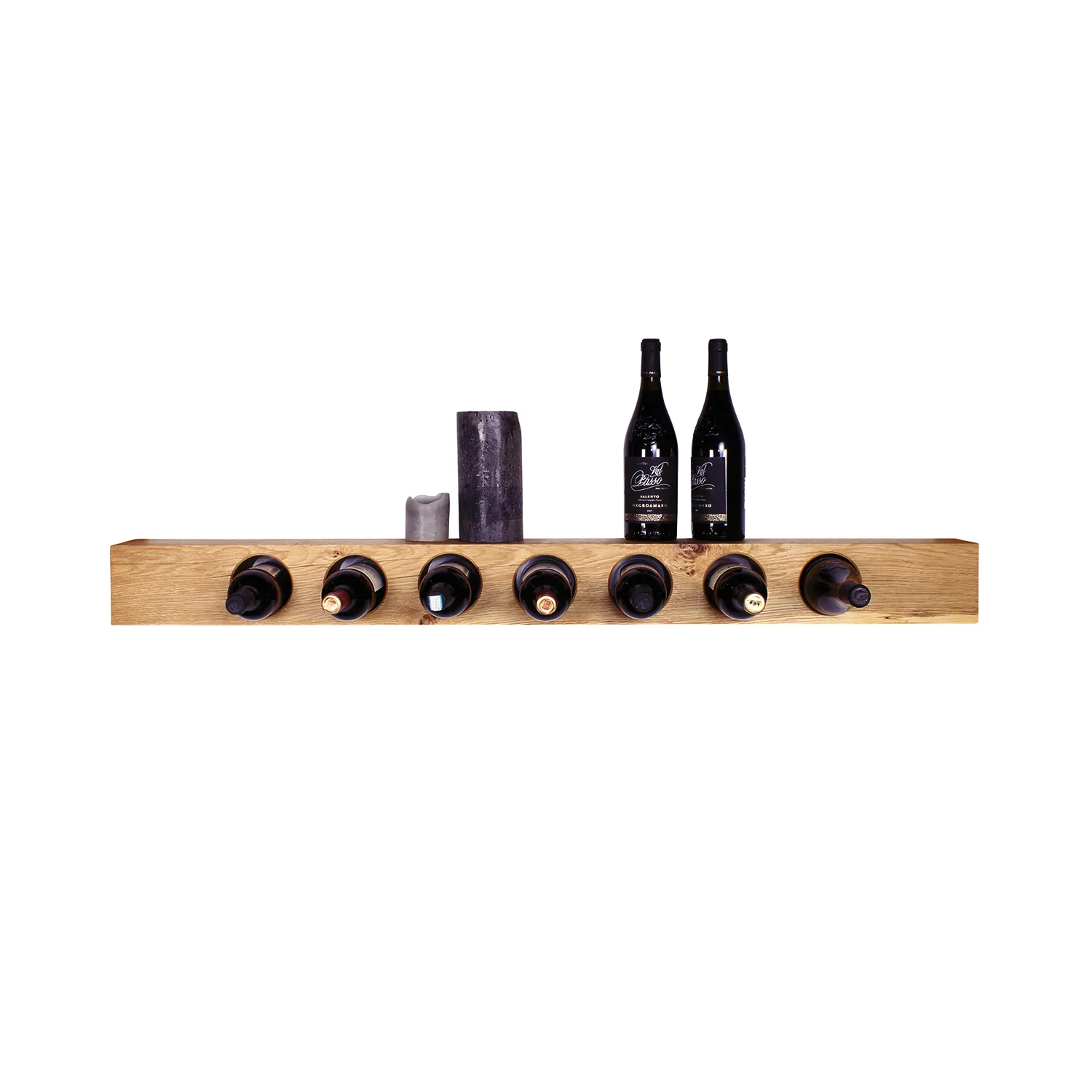 Horizontal angebrachtes Weinregal an Wand mit Flaschen und Kerzendeko
