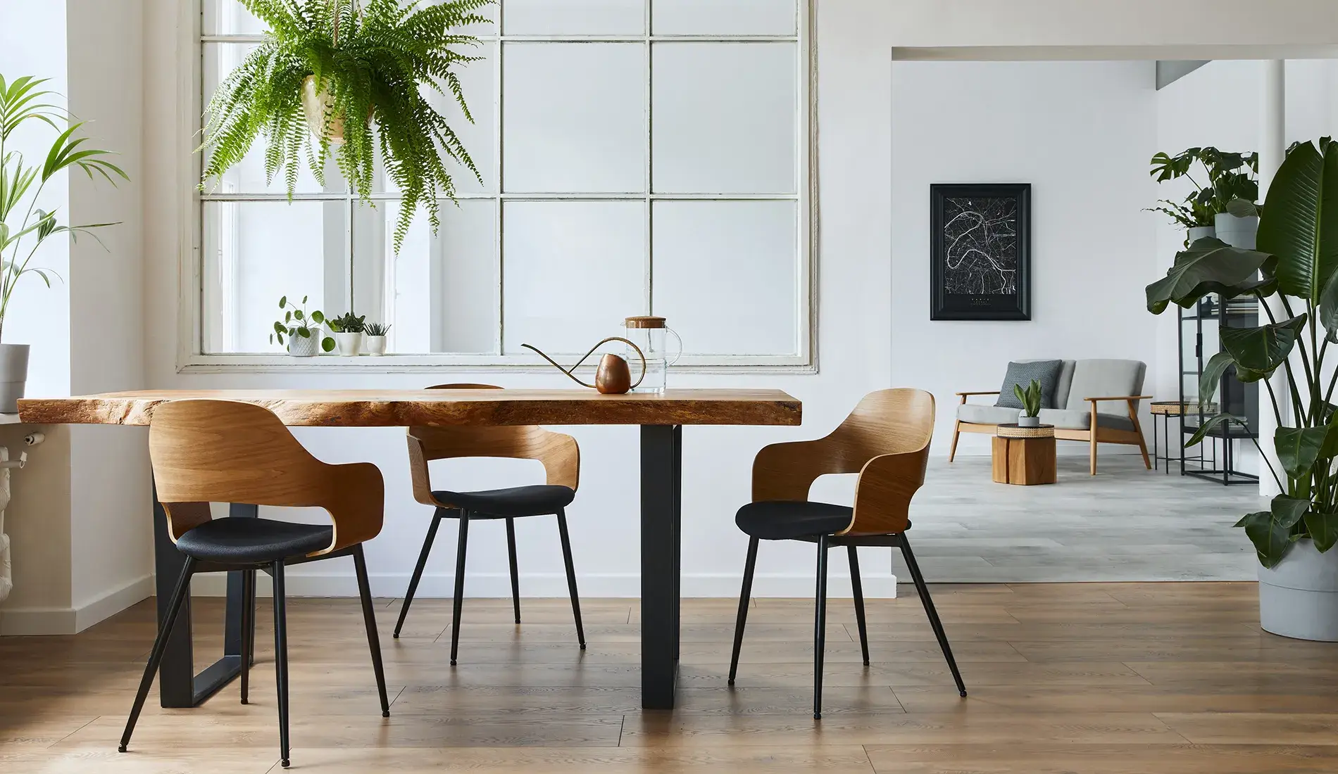 Esstisch aus Eiche mit Baumkante in modernem Ambiente in Wohnzimmer mit Massivholzdeko