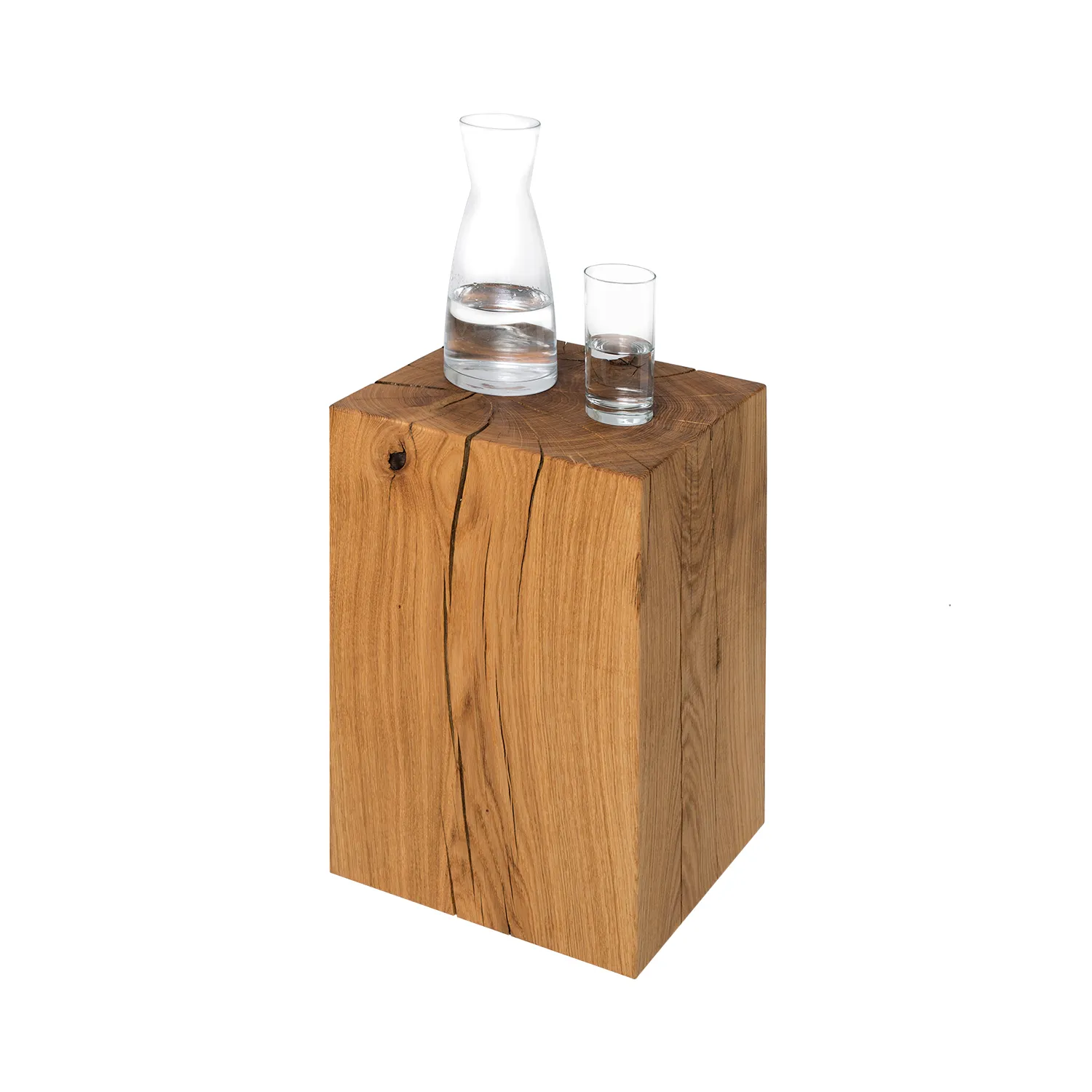Holzblock Beistelltisch im 30 cm Format aus Eiche mit Wasserkaraffe und Glas